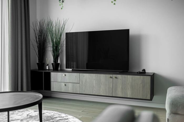 TV-benk i eik på mål
