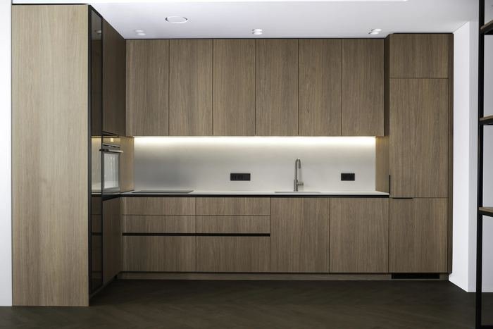 Oak veneer kitchen with tall units