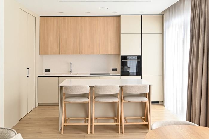 Light kitchen with oak