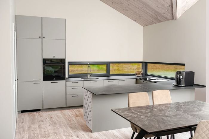 Kitchen island with tall units, made to measure