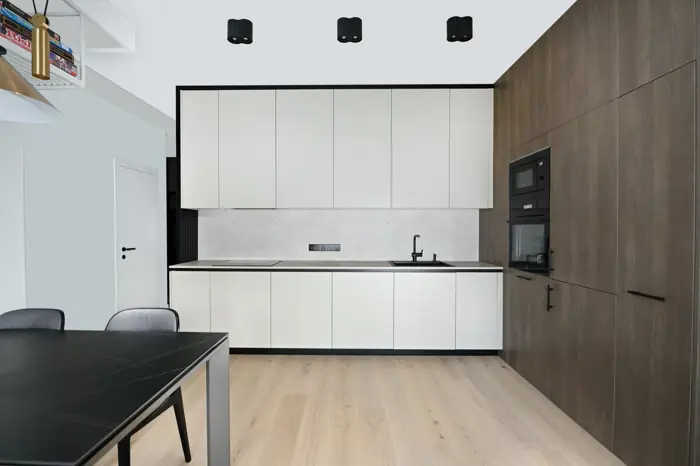 Floor-to-ceiling fitted wardrobe in wood veneer